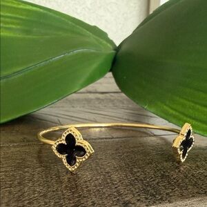 Elegant Gold and Black Clover Bangle